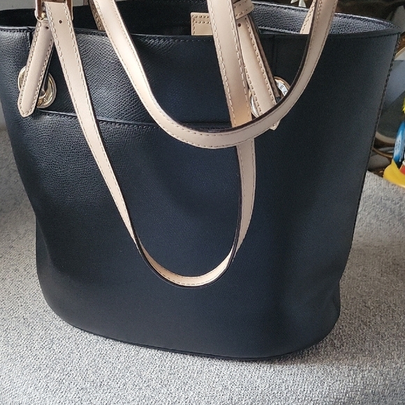 Michael Kors Black and Tan Leather Tote Elegant Design - Picture 3 of 9